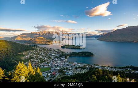 Blick auf Lake Wakatipu und Queenstown bei Sonnenuntergang, Ben Lomond Scenic Reserve, die Remarkables Bergkette, Otago, South Island, Neuseeland, Ozeanien Stockfoto