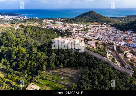 Aus der Vogelperspektive, Castell de Capdepera, im Dorf Capdepera, Mallorca, Balearen, Spanien, Europa Stockfoto