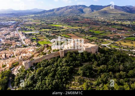 Aus der Vogelperspektive, Castell de Capdepera, im Dorf Capdepera, Mallorca, Balearen, Spanien, Europa Stockfoto