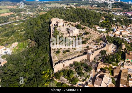 Aus der Vogelperspektive, Castell de Capdepera, im Dorf Capdepera, Mallorca, Balearen, Spanien, Europa Stockfoto