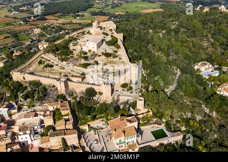 Aus der Vogelperspektive, Castell de Capdepera, im Dorf Capdepera, Mallorca, Balearen, Spanien, Europa Stockfoto