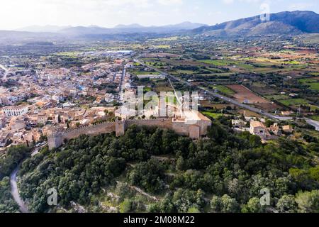 Aus der Vogelperspektive, Castell de Capdepera, im Dorf Capdepera, Mallorca, Balearen, Spanien, Europa Stockfoto