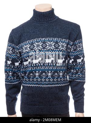 Blauer gestrickter Weihnachts-Rollkragenpullover mit traditionellem Design und Hirschschornamenten (auch bekannt als hässlicher Pullover) auf männlicher Schaufensterpuppe isoliert auf weißem Hintergrund Stockfoto