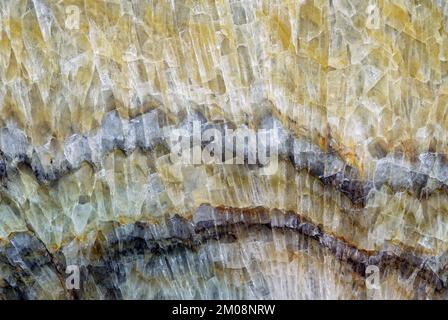 Hintergründe und Texturen: Oberfläche aus wunderschönem dekorativem Stein, abstraktes Blau-, Gelb- und Grünmuster von Rissen, Flecken und Flecken, natürlicher Hintergrund Stockfoto