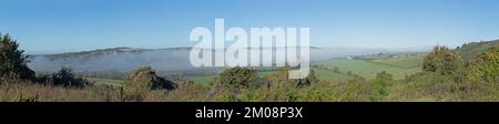 Hoher Nebel über dem Tal des Flusses Adur, Shoreham am am Meer, Panoramablick, Photomerge, South Downs, West Sussex, England, Großbritannien, Europa Stockfoto