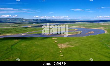 (221205) -- LANZHOU, 5. Dez. 2022 (Xinhua) -- Dieses Luftfoto wurde am 13. Juli 2021 aufgenommen und zeigt den Blick auf ein restauriertes Grasland am Gelben Fluss in der Provinz Maqu, Gannan Tibetan Autonome Präfektur der nordwestchinesischen Provinz Gansu. Der diesjährige Weltbodentag fiel am Montag. Das Maqu County liegt am nordöstlichen Rand des Qinghai-Tibet-Plateaus und verfügt über zahlreiche Graslandschaften und Feuchtgebiete, die vor dem Ende des 20.. Jahrhunderts stark unter Degeneration und Wüstenbildung gelitten haben. Dank einer Reihe von Programmen zur Erhaltung der Umwelt und zur Bodenverbesserung in den letzten Jahren, Stockfoto