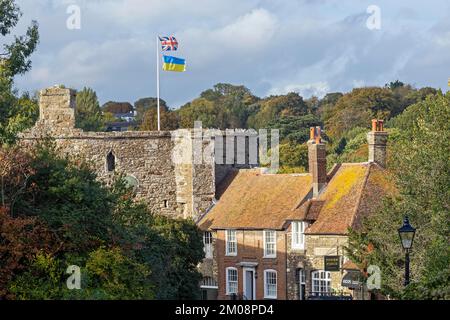 Britische und ukrainische Flagge, Town Gate The Landgate, Rye, East Sussex, England, Vereinigtes Königreich, Europa Stockfoto