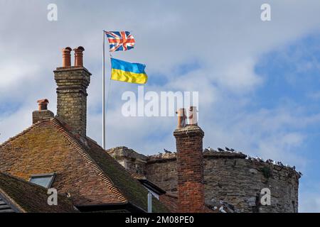 Britische und ukrainische Flagge, Town Gate The Landgate, Rye, East Sussex, England, Vereinigtes Königreich, Europa Stockfoto