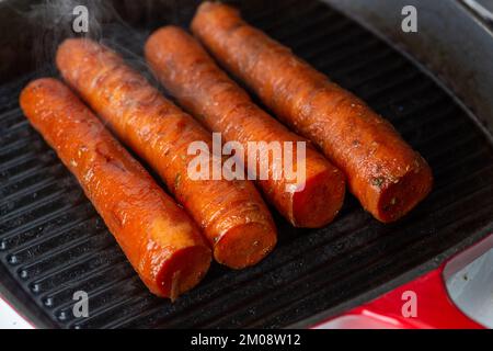 Ich brate Smoky Vegan Carrot Hot Dogs Stockfoto