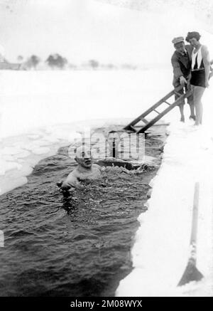 Baden im Winter, Winterbaden, Eisbaden, See, ca. 1920er, Ammer-See, Bayern, Deutschland, Europa Stockfoto