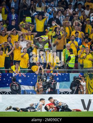 Doha, Katar. 3.. Dezember 2022. Nicolas Otamendi (Arg), Torwart Emiliano Martinez (Arg) Argentinien - Australien Argentinien - Australien Weltmeisterschaft 2022 in Stockfoto