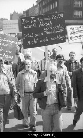 Die Angst, ihre Arbeitsplätze aufgrund der Fusion der Hoesch AG mit dem niederländischen Stahlunternehmen Hoogovens zu verlieren, trieb die Stahlarbeiter des Phoenix-Werks auf die s Stockfoto