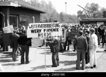 Die Angst, ihre Arbeitsplätze aufgrund der Fusion der Hoesch AG mit dem niederländischen Stahlunternehmen Hoogovens zu verlieren, trieb die Stahlarbeiter des Phoenix-Werks auf die s Stockfoto