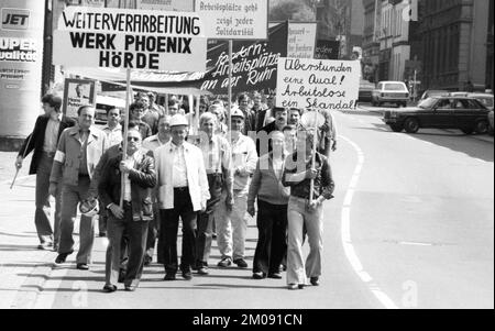 Die Angst, ihre Arbeitsplätze aufgrund der Fusion der Hoesch AG mit dem niederländischen Stahlunternehmen Hoogovens zu verlieren, trieb die Stahlarbeiter des Phoenix-Werks auf die s Stockfoto