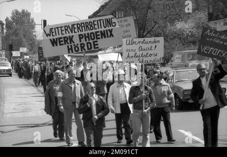 Die Angst, ihre Arbeitsplätze aufgrund der Fusion der Hoesch AG mit dem niederländischen Stahlunternehmen Hoogovens zu verlieren, trieb die Stahlarbeiter des Phoenix-Werks auf die s Stockfoto