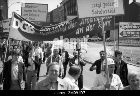 Die Angst, ihre Arbeitsplätze aufgrund der Fusion der Hoesch AG mit dem niederländischen Stahlunternehmen Hoogovens zu verlieren, trieb die Stahlarbeiter des Phoenix-Werks auf die s Stockfoto