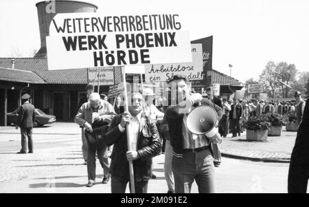 Die Angst, ihre Arbeitsplätze aufgrund der Fusion der Hoesch AG mit dem niederländischen Stahlunternehmen Hoogovens zu verlieren, trieb die Stahlarbeiter des Phoenix-Werks auf die s Stockfoto