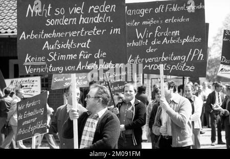 Die Angst, ihre Arbeitsplätze aufgrund der Fusion der Hoesch AG mit dem niederländischen Stahlunternehmen Hoogovens zu verlieren, trieb die Stahlarbeiter des Phoenix-Werks auf die s Stockfoto