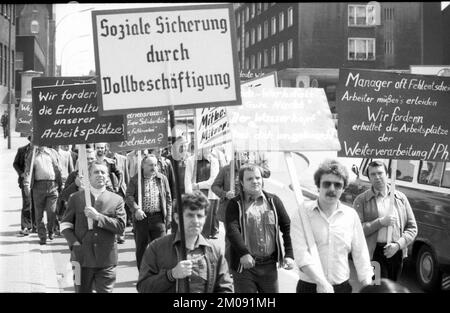 Die Angst, ihre Arbeitsplätze aufgrund der Fusion der Hoesch AG mit dem niederländischen Stahlunternehmen Hoogovens zu verlieren, trieb die Stahlarbeiter des Phoenix-Werks auf die s Stockfoto