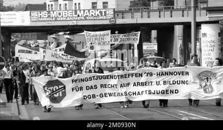 Das Pfingsttagung der gewerkschaftlichen Jugend beschränkte sich nicht nur auf Camping und kulturelle Aktivitäten, sondern die Jugend ging gegen die Jugend auf die Straße Stockfoto