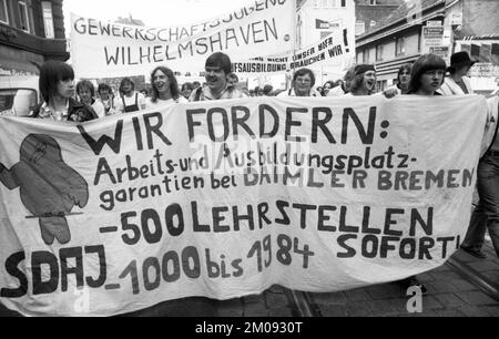 Das Pfingsttagung der gewerkschaftlichen Jugend beschränkte sich nicht nur auf Camping und kulturelle Aktivitäten, sondern die Jugend ging gegen die Jugend auf die Straße Stockfoto