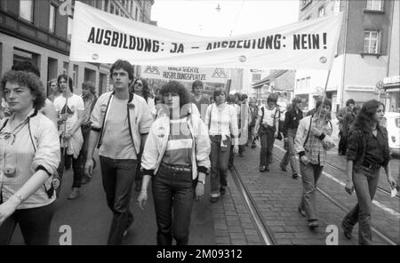 Das Pfingsttagung der gewerkschaftlichen Jugend beschränkte sich nicht nur auf Camping und kulturelle Aktivitäten, sondern die Jugend ging gegen die Jugend auf die Straße Stockfoto