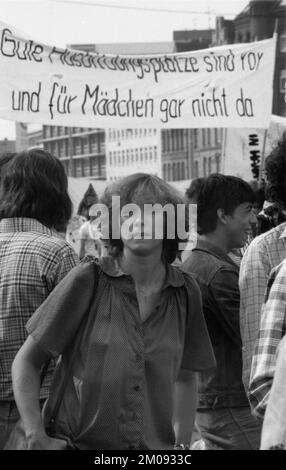 Das Pfingsttagung der gewerkschaftlichen Jugend beschränkte sich nicht nur auf Camping und kulturelle Aktivitäten, sondern die Jugend ging gegen die Jugend auf die Straße Stockfoto