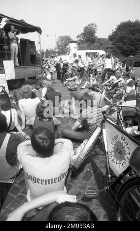 Das Pfingsttagung der gewerkschaftlichen Jugend beschränkte sich nicht nur auf Camping und kulturelle Aktivitäten, sondern die Jugend ging gegen die Jugend auf die Straße Stockfoto