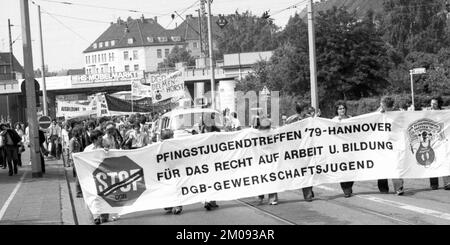 Das Pfingsttagung der gewerkschaftlichen Jugend beschränkte sich nicht nur auf Camping und kulturelle Aktivitäten, sondern die Jugend ging gegen die Jugend auf die Straße Stockfoto