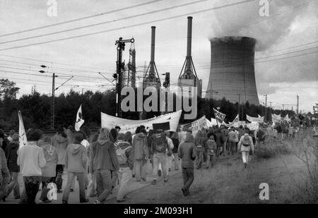 Mehr als 10 000 Gegner der Kernkraft und der Atomwaffen demonstrierten für ihre Ziele am 25.10.1980 in Lingen, Deutschland, Europa Stockfoto