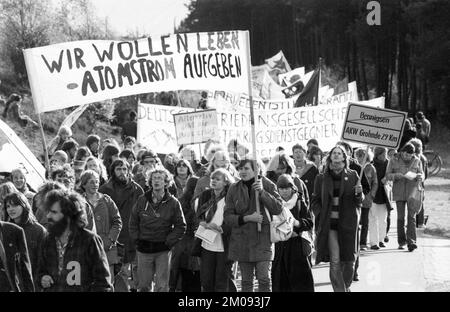 Mehr als 10 000 Gegner der Kernkraft und der Atomwaffen demonstrierten für ihre Ziele am 25.10.1980 in Lingen, Deutschland, Europa Stockfoto