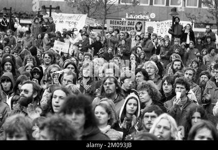 Mehr als 10 000 Gegner der Kernkraft und der Atomwaffen demonstrierten für ihre Ziele am 25.10.1980 in Lingen, Deutschland, Europa Stockfoto