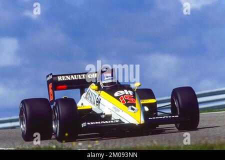 Patrick TAMBAY (FRA) rüstet Renault Elf RE60B bei der Formel-1-Weltmeisterschaft 1985, dem Großen Preis der Niederlande am 25. August in Zandvoort – Foto-DPPI Stockfoto