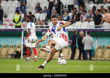 Doha, Katar. 4.. Dezember 2022. Kylian Mbappe (FRA) Fußball : FIFA-Weltmeisterschaft 2022. Runde 16 zwischen Frankreich 3-1 Polen im Al-Thumama-Stadion in Doha, Katar . Kredit: Mutsu Kawamori/AFLO/Alamy Live News Stockfoto