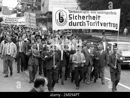 Der Streik des Chemie-, Papier- und Keramikarbeiterverbandes beginnt am 8.6.1971 in Köln mit einer großen Kundgebung, Streikfabriken und Streikdemonstrationen. Stockfoto