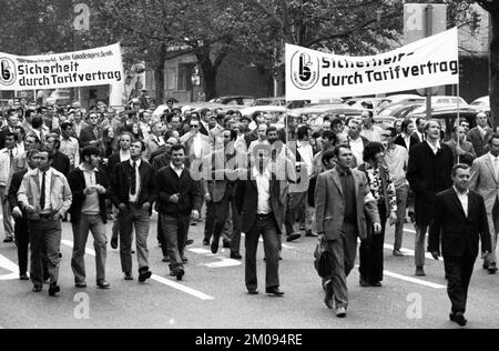 Der Streik des Chemie-, Papier- und Keramikarbeiterverbandes beginnt am 8.6.1971 in Köln mit einer großen Kundgebung, Streikfabriken und Streikdemonstrationen. Stockfoto