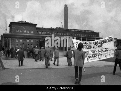 Arbeiter und Angestellte der Chemischen Werke Huels (CWH), hier in Marl am 30. Juni 1971, machten einen spontanen Streik und forderten eine Lohnerhöhung von 11%, Germa Stockfoto