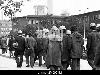 Arbeiter und Angestellte der Chemischen Werke Huels (CWH), hier in Marl am 30. Juni 1971, machten einen spontanen Streik und forderten eine Lohnerhöhung von 11%, Germa Stockfoto