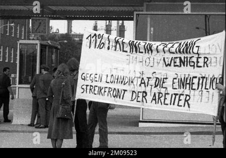 Arbeiter und Angestellte der Chemischen Werke Huels (CWH), hier in Marl am 30. Juni 1971, machten einen spontanen Streik und forderten eine Lohnerhöhung von 11%, Germa Stockfoto