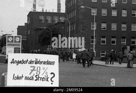 Arbeiter und Angestellte der Chemischen Werke Huels (CWH), hier in Marl am 30. Juni 1971, machten einen spontanen Streik und forderten eine Lohnerhöhung von 11%, Germa Stockfoto