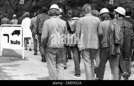 Arbeiter und Angestellte der Chemischen Werke Huels (CWH), hier in Marl am 30. Juni 1971, machten einen spontanen Streik und forderten eine Lohnerhöhung von 11%, Germa Stockfoto