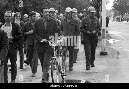 Arbeiter und Angestellte der Chemischen Werke Huels (CWH), hier in Marl am 30. Juni 1971, machten einen spontanen Streik und forderten eine Lohnerhöhung von 11%, Germa Stockfoto