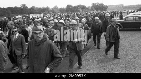 Arbeiter und Angestellte der Chemischen Werke Huels (CWH), hier in Marl am 30. Juni 1971, machten einen spontanen Streik und forderten eine Lohnerhöhung von 11%, Germa Stockfoto