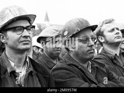 Arbeiter und Angestellte der Chemischen Werke Huels (CWH), hier in Marl am 30. Juni 1971, machten einen spontanen Streik und forderten eine Lohnerhöhung von 11%, Germa Stockfoto