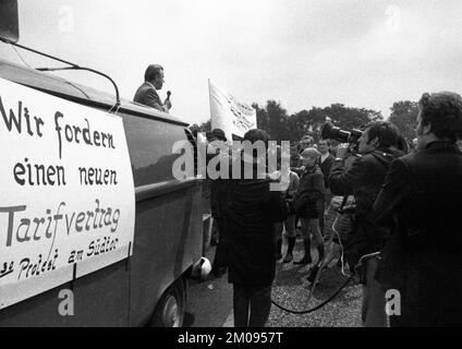 Arbeiter und Angestellte der Chemischen Werke Huels (CWH), hier in Marl am 30. Juni 1971, machten einen spontanen Streik und forderten eine Lohnerhöhung von 11%, Germa Stockfoto