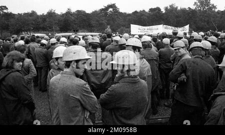 Arbeiter und Angestellte der Chemischen Werke Huels (CWH), hier in Marl am 30. Juni 1971, machten einen spontanen Streik und forderten eine Lohnerhöhung von 11%, Germa Stockfoto