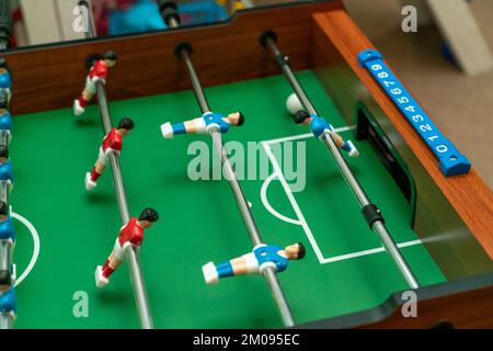 Rote und blaue Fußballer, selektive Fokussierung. Brettspiele Stockfoto
