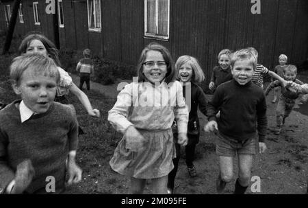 Kinder, Großfamilien und Alleinerziehende in einem Obdachlosenheim am 28.6.1971 in Hilden, Deutschland, Europa Stockfoto