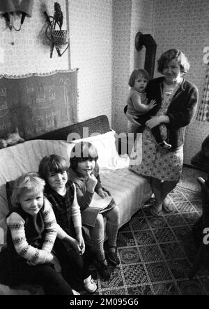 Kinder, Großfamilien und Alleinerziehende in einem Obdachlosenheim am 28.6.1971 in Hilden, Deutschland, Europa Stockfoto