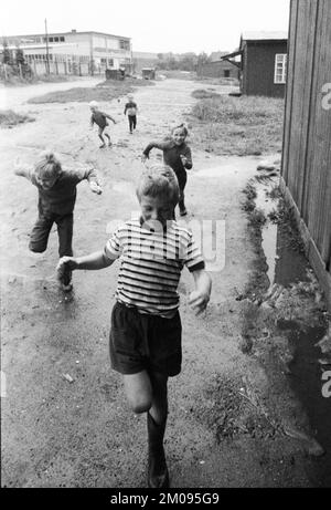 Kinder, Großfamilien und Alleinerziehende in einem Obdachlosenheim am 28.6.1971 in Hilden, Deutschland, Europa Stockfoto